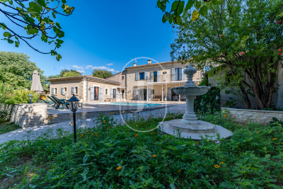Maison à vendre à UZÈS  - 8 pièces - 254 m² 