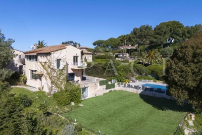 Maison à vendre à LE CANNET Bois Fleuri-Chevre d'Or-Saint Philippe - 10 pièces - 400 m² 