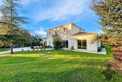 Maison à vendre à BONZAC  - 6 pièces - 2602 m² 