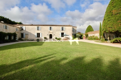 Maison à vendre à CHAILLEVETTE Sud - 19 pièces - 660 m² 