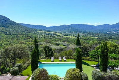 Maison à vendre à PLAN-DE-LA-TOUR Nord Rn7 - 10 pièces - 20000 m² 