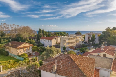 Maison à vendre à VALLAURIS  - 14 pièces - 296 m² 