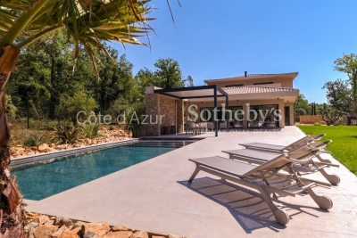 House for sale in TOURRETTES Tourrettes - 5 rooms - 240 m² 