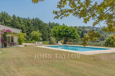 Maison &agrave; vendre &agrave; GRASSE  - 8 pi&egrave;ces - 451 m&sup2; 