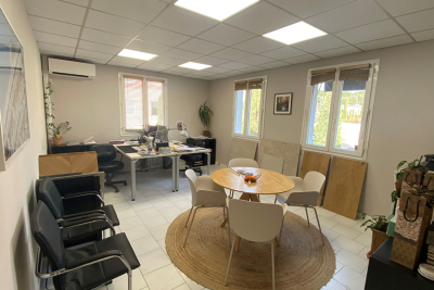 Commerce à louer à EGUILLES   - 57 m² 