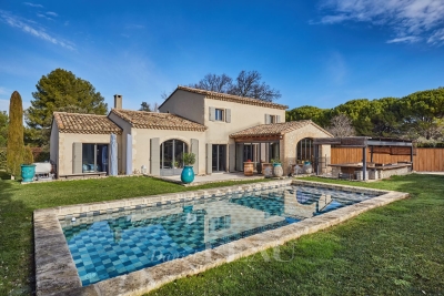 House for sale in EYGALIÈRES Farges-Perier - 7 rooms - 273 m² 