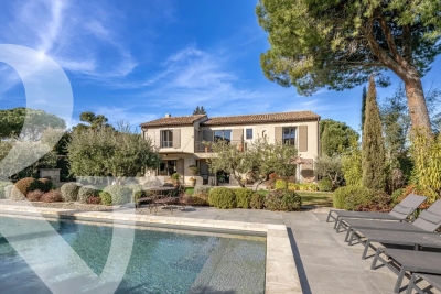 House for sale in EYGALIÈRES Farges-Perier - 5 rooms - 249 m² 