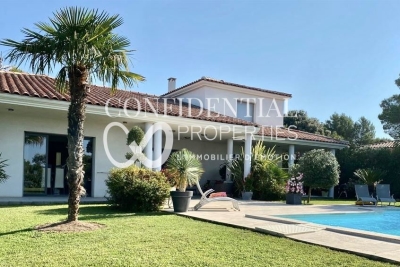 House for sale in AIX-EN-PROVENCE  - 9 rooms - 310 m&sup2; 