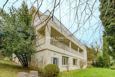 Maison à vendre à FEUCHEROLLES Val d'Albian Parc de Diane - 14 pièces - 560 m² 
