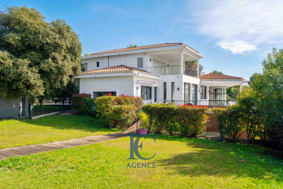 Maison &agrave; vendre &agrave; LA CADIÈRE-D'AZUR  - 8 pi&egrave;ces - 800 m&sup2; 