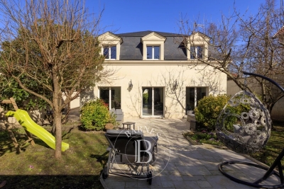 House for sale in RUEIL MALMAISON Trezel 1 - 5 rooms - 327 m² 