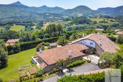 Maison à vendre à URRUGNE  - 9 pièces - 350 m² 