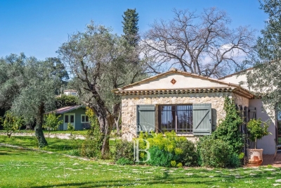 Maison à vendre à CHATEAUNEUF-GRASSE  - 5 pièces - 218 m² 
