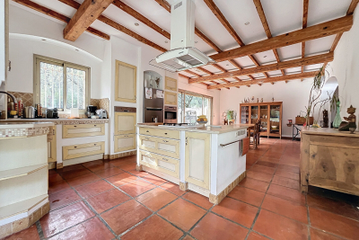 Maison à vendre à SORGUES Rotondes-Barbiere - 8 pièces - 217 m² 