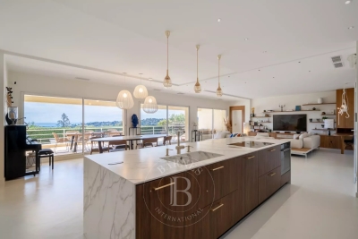 Maison &agrave; vendre &agrave; VALLAURIS  - 6 pi&egrave;ces - 260 m&sup2; 