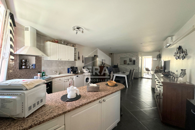 Maison à vendre à ST LAURENT DE LA SALANQUE  - 6 pièces - 191 m² 