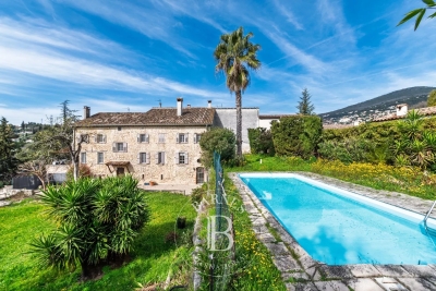 Maison &agrave; vendre &agrave; GRASSE  - 9 pi&egrave;ces - 354 m&sup2; 