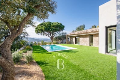 House for sale in STE-MAXIME Ville-Les Saquedes-Le Bouillonnet - 5 rooms - 160 m&sup2; 