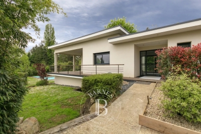 Maison à vendre à VERRIERES LE BUISSON  - 6 pièces - 244 m² 