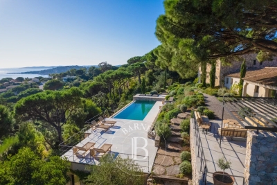 House for sale in STE-MAXIME Ville-Les Saquedes-Le Bouillonnet - 9 rooms - 386 m&sup2; 