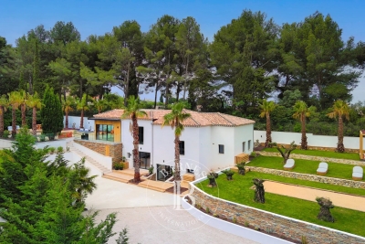 Maison à vendre à CASSIS La Plaine Notre Dame-Pas des Lanciers - 9 pièces - 217 m² 