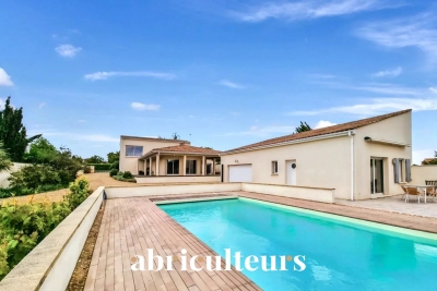 Maison à vendre à MORTAGNE SUR GIRONDE Sud - 8 pièces - 242 m² 