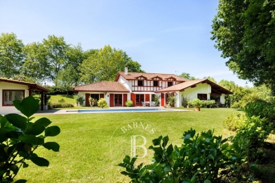 Maison à vendre à ST-JEAN-DE-LUZ Gare-Joncaux - 10 pièces - 400 m² 