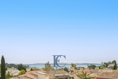 Apartment for sale in CARQUEIRANNE Hauteurs de Carqueiranne - 3 rooms - 77 m&sup2; 