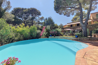 Maison &agrave; vendre &agrave; CAVALAIRE-SUR-MER  - 14 pi&egrave;ces - 279 m&sup2; 