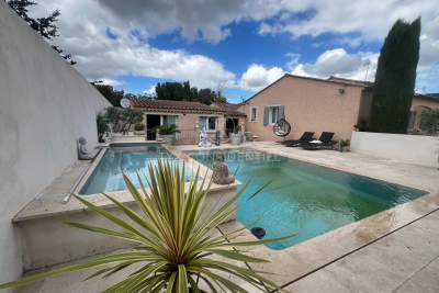 Maison à vendre à ST-RÉMY-DE-PROVENCE Charleval - 6 pièces - 135 m² 