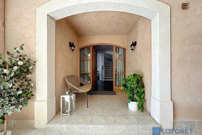 House for sale in CHATEAUNEUF-GRASSE  - 8 rooms - 284 m² 