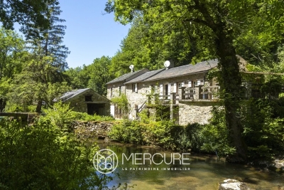 Maison à vendre à ST PIERRE DE TRIVISY  - 6 pièces - 259 m² 