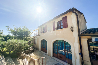 Maison à vendre à ROBION Est - 8 pièces - 260 m² 