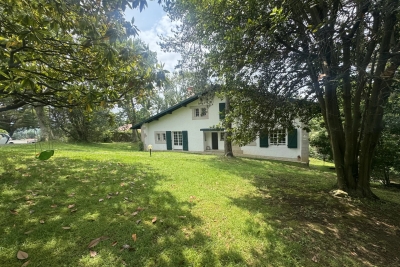 Maison à vendre à ST-JEAN-DE-LUZ  - 8 pièces - 240 m² 