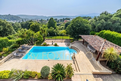 Maison &agrave; vendre &agrave; CAGNES-SUR-MER  - 8 pi&egrave;ces - 240 m&sup2; 