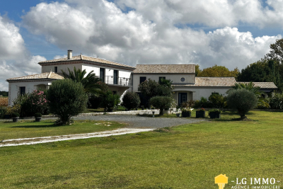 Maison à vendre à ARCES Sud - 8 pièces - 390 m² 