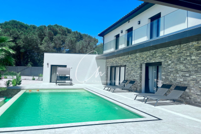 House for sale in NÎMES  - 6 rooms - 187 m² 