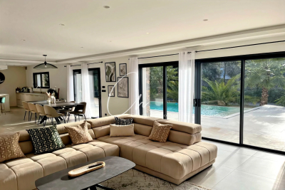 House for sale in NÎMES  - 6 rooms - 187 m&sup2; 