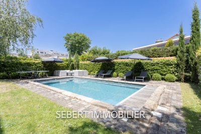 Maison à vendre à LA VARENNE ST HILAIRE  - 6 pièces - 360 m² 