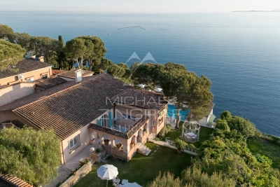 House to rent in ST-JEAN-CAP-FERRAT Village-Saint Julien-Saint Pierre  - 450 m² 