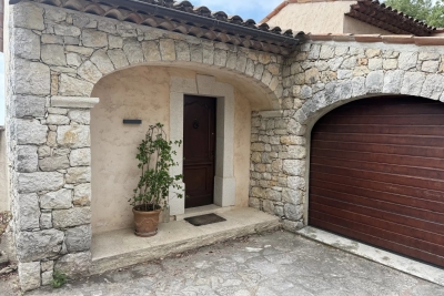 Maison à vendre à CHATEAUNEUF-GRASSE Le Roc Fleuri-Capitou (Jeanne d'Arc) - 5 pièces - 200 m² 
