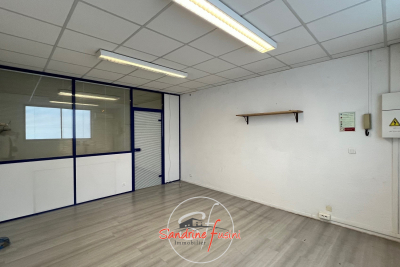 Commerce à louer à CARROS   - 30 m² 