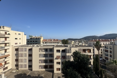 Appartement à vendre à HYÈRES Les Arenes Sud-St Exupery-Centre Ancien - 3 pièces - 47 m² 