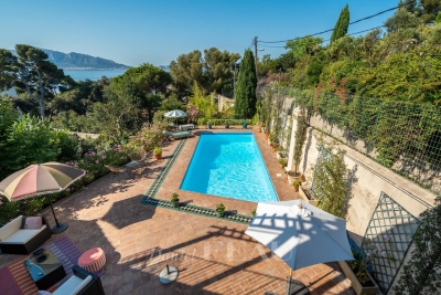 House for sale in MARSEILLE 7EME  - 9 rooms - 389 m&sup2; 