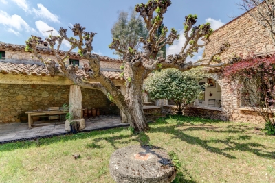 Maison &agrave; vendre &agrave; BAGNOLS-EN-FORÊT  - 15 pi&egrave;ces - 600 m&sup2; 