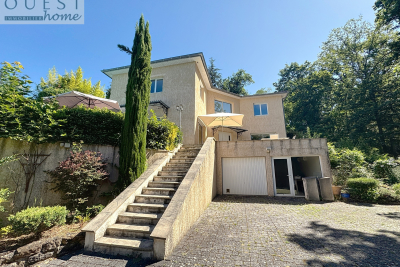 Maison à vendre à LA TOUR-DE-SALVAGNY  - 7 pièces - 227 m² 