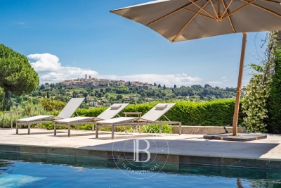 House for sale in LA COLLE-SUR-LOUP  - 7 rooms - 284 m&sup2; 
