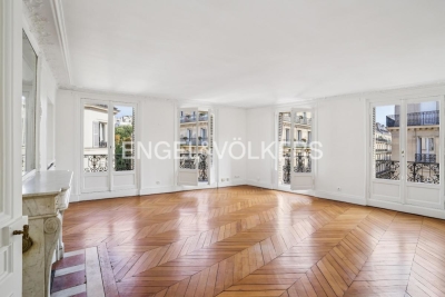 Apartment for sale in PARIS 8EME Faubourg du Roule - 4 rooms - 118 m² 
