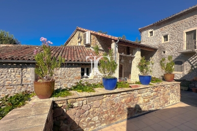 Maison à vendre à MEYRANNES Super Nîmes - 5 pièces - 183 m² 