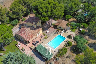 Maison &agrave; vendre &agrave; LA CADIÈRE-D'AZUR  - 9 pi&egrave;ces - 220 m&sup2; 